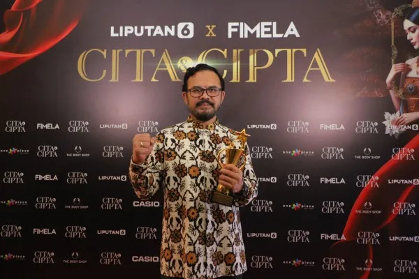 Bupati Bandung Dadang Supriatna, yang diwakili jajarannya, menerima penghargaan Tokoh Inspiratif Transformasi Inklusi Digital Pedesaan pada acara Cita & Cipta Liputan6.com di Hotel Shangri-La Jakarta, Rabu, 31 Juli 2024. (dok. Humas Pemkab Bandung)