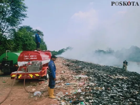 Tumpukan sampah dibakar di lahan milik PT. PWS di Kelurahan Kaduagung, Kecamatan Tigaraksa, Kabupaten Tangerang. (Poskota/Veronica Prasetio)