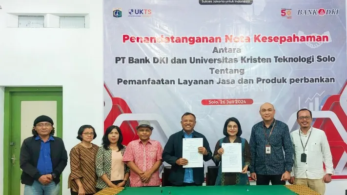 Foto: Bank DKI bersama Universitas Kristen Teknologi Solo (UKTS) sepakat untuk menjalin kerja sama yang secara resmi ditandai dengan penandatanganan Nota Kesepahaman mengenai Pemanfaatan Layanan Jasa dan Produk Perbankan. (Dok. Bank DKI)