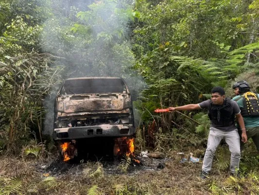 Satgas Operasi Damai Cartenz 2024 dibantu polisi setempat membantu olah TKP dan membawa jasad korban ke rumah sakit untuk divisum. (Foto: dok. Humas Satgar Cartenz 2024)