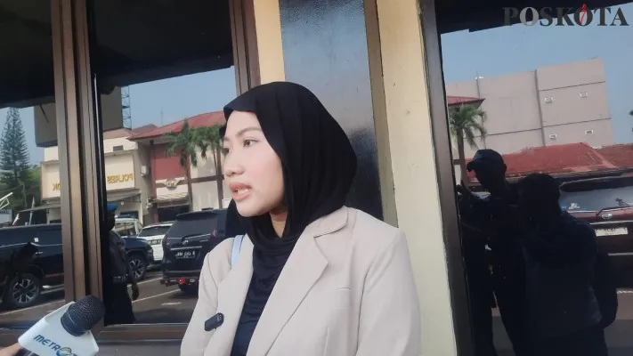 Kuasa Hukum korban Fathia Fairuza di Polres Metro Depok saat mendampingi saksi diperiksa polisi. (Poskota/M Irwan) 