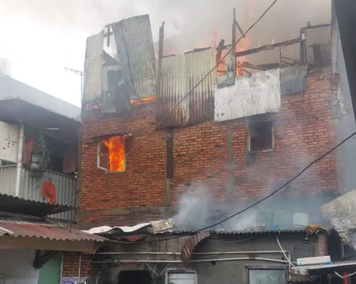 Kebakaran landa rumah tinggal di kawasan Jelambar, Grogol Petamburan, Jakarta Barat, Jumat siang, 2 Agustus 2024. (Dok. Damkar)