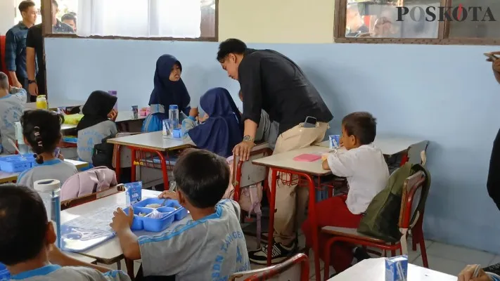 Wakil Presiden terpilih, Gibran Rakabumi Raka saat memantau langsung uji coba program MBG di Kota Tangerang. (Poskota/Veronica)