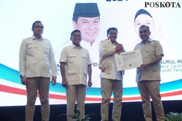 Maesyal Rasyid saat menerima KTA dan jaket partai Gerindra. (Poskota/Veronica Prasetio)