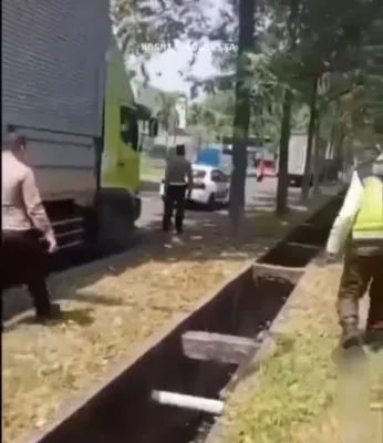 Anggota Polantas Polres Metro Bekasi bersama security saat melakukan tindakan tilang terhadap sopir truk di kawasan industri Cikarang. (sumber: IG @liputancikarang)