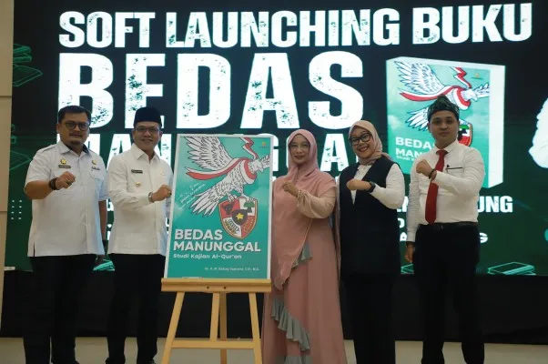 Bupati Bandung, Dadang Supriatna meluncurkan buku hasil karya tulisnya bertajuk Bedas Manunggal di Gedung Moh Toha, Soreang, Kabupaten Bandung, Rabu, 7 Agustus 2024.