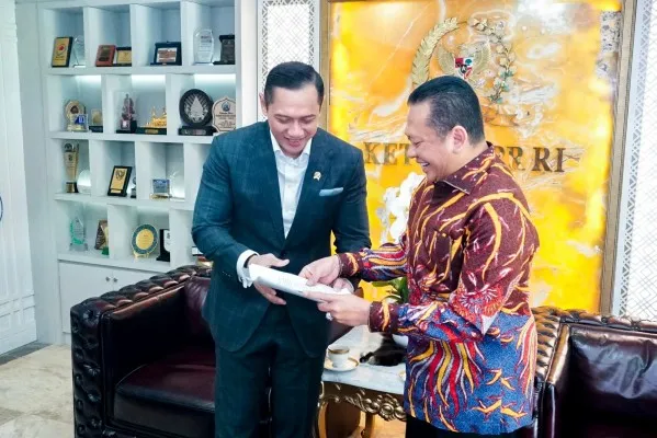 Foto: Ketua MPR RI Bambang Soesatyo bersama Menteri ATR/BPN Agus Harimurti Yudhoyono (AHY) jadi narasumber Disertasi Doktor. (Dok. Humas MPR RI)