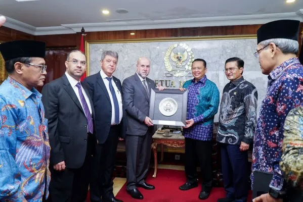 Foto: Ketua MPR RI Bambang Soesatyo alias Bamsoet menerima kunjungan Penasihat Presiden Palestina di Jakarta. (Dok. Humas MPR RI)