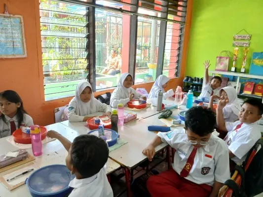 Siswa SD di Kota Tangerang saat mengikuti uji coba program Makan Bergizi Gratis. (Poskota/Veronica)