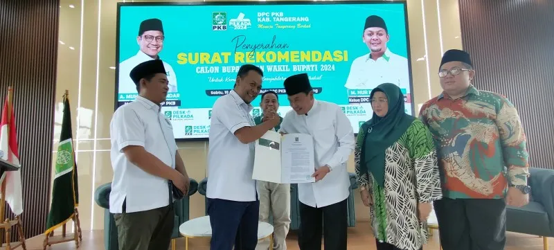 Maesyal Rasyid-Intan Nurul Hikmah saat menerima surat rekomendasi di Kantor DPC PKB Kabupaten Tangerang. (Poskota/Veronica)