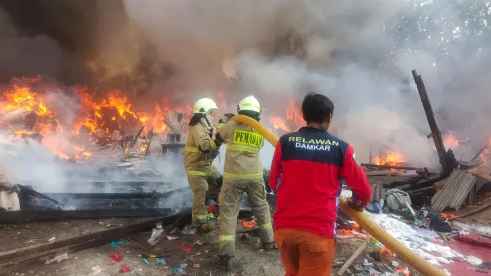 Satu orang tewas dalam insiden kebakaran rumah petak dan lapak di Penjaringan, Jakut, Rabu, 14 Agustus 2024. (Damkar)