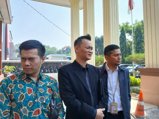 Tim kuasa hukum istri Andre Taulany, Rien Wartia Trigina, saat ditemui di Pengadian Agama Tigaraksa, Kamis, 15 Agustus 2024. (Poskota/Veronica)