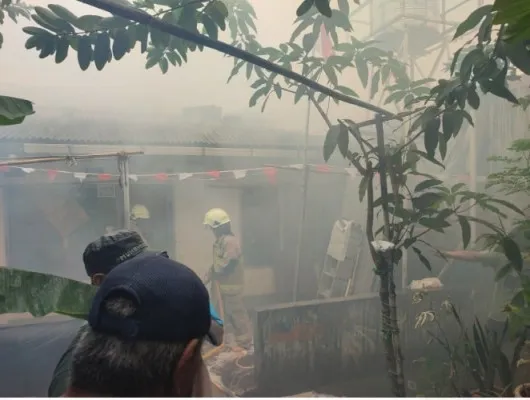 Kebakaran melanda rumah tinggal di kawasan Slipi, Palmerah, Jakarta Barat, Jumat, 16 Agustus 2024. (Dok. Damkar Jakbar)