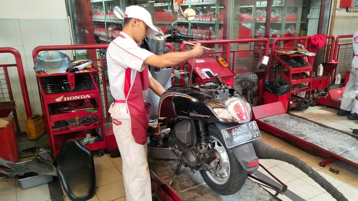 Foto: Petugas Teknisi AHASS Honda sedang melakukan servis kendaraan sepeda motor Honda. (Dok. Wahana Honda)