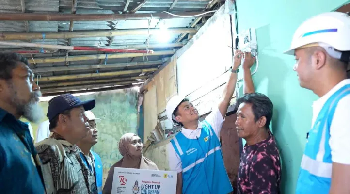 Foto: Syukur (45) salah warga Kelurahan Cakung Timur mendapatkan bantuan penyambungan listrik gratis dari program Light Up The Dream PLN. (Dok. PLN UID Jakarta Raya)