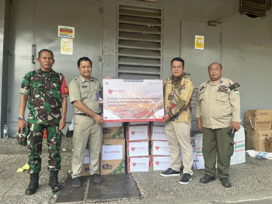 Foto: Korban kebakaran Manggarai, Tebet, Jakarta Selatan,diberikan bantuan Bank DKI. (Dok. Bank DKI)