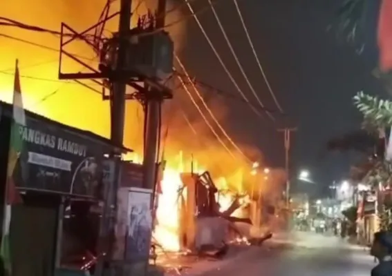 Kebakaran melanda pabrik kardus di Tegal Alur, Kalideres, Jakarta Barat. (Dok. Damkar)