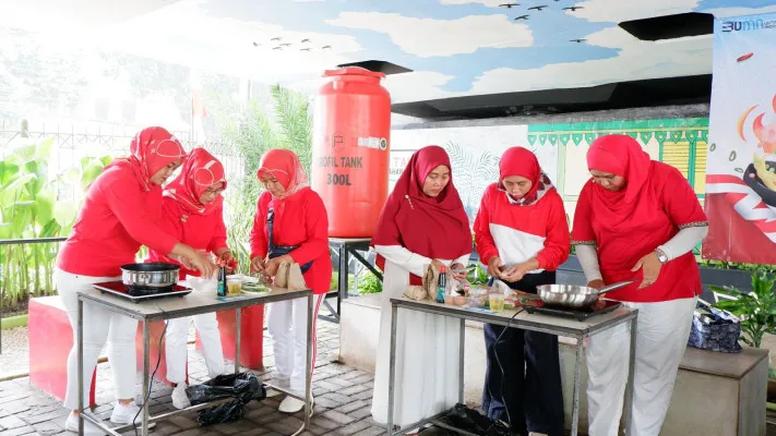 Foto: PLN Unit Induk Distribusi Jakarta Raya menggelar perlombaan memasak menggunakan kompor induksi yang diikuti oleh Warga Kelurahan Bali Mester, Jatinegara, dalam rangka memeriahkan HUT ke-79 RI.(Dok. PLN)