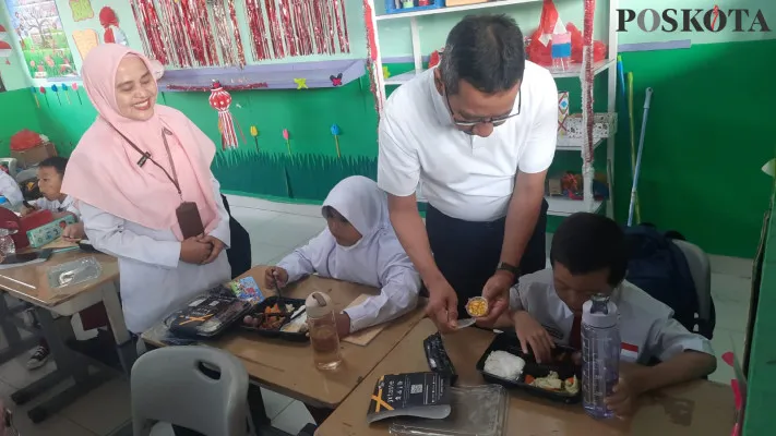 Heru Budi kembali gelar program makan bergizi gratis di SD Negeri 04 Cipayung, Jaktim, Senin, 26 Agustus 2024. (Poskota/Pandi Ramedhan)