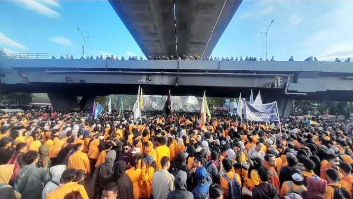 Mahasiswa di Makassar, Sulawesi Selatan menggelar demontrasi menolak RUU Pilkada pada Senin, 26 Agustus 2024. (X/@LBH_Makassar)