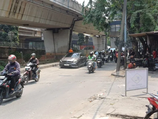 Jalan Lingkar Luar Barat, Cengkareng, Jakarta Barat, yang sedang dalam proses perbaikan. (Poskota/Pandi)