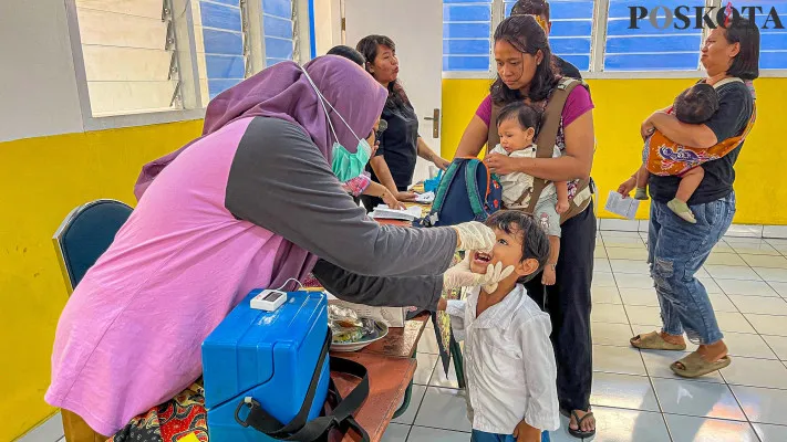 Ilustrasi - Aktivitas petugas Puskesmas saat memberikan imunisasi polio kepada siswa TK di kawasan Cilincing, Jakarta Utara, Rabu, 4 September 2024. (Sumber: Poskota)