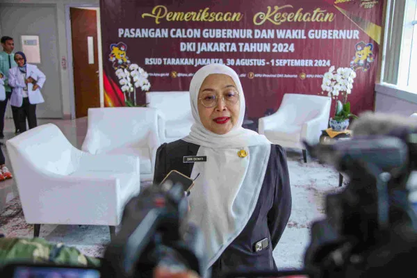 Direktur Utama RSUD Tarakan Dian Ekowati memberikan keterangan terkait pemeriksaan kesehatan bakal calon kepala daerah di Pilkada Jakarta 2024. (Dok. Humas RSUD Tarakan)