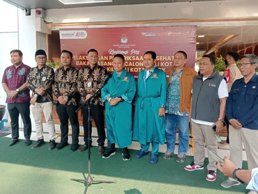 KPU Kota Depok bersama paslon Walikota dan Wakil Walikota Depok, Supian Suri-Chandra Rahmansyah. (Dok. KPU Depok)