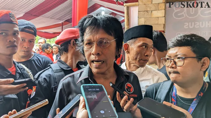 Wasekjen DPP PDIP, Adian Napitupulu di Kantor DPC PDIP Kabupaten Bogor (Poskota/Panca Aji)