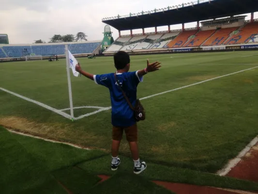 Kondisi Lapangan Si Jalak Harupat, Soreang, Kabupaten Bandung, yang memiliki standar internasional akan digunakan kesebelasan PSKC Cimahi dalam menghadapi tim lawan pada Liga 2 Indonesia. (Poskota/Gatot Poedji Utomo)