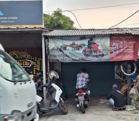 Kondisi bengkel tempat tim Densus 88 menangkap pemuda di bengkel di Jalan Pahlawan, Duren Jaya, Bekasi Timur. (Poskota/Ihsan)