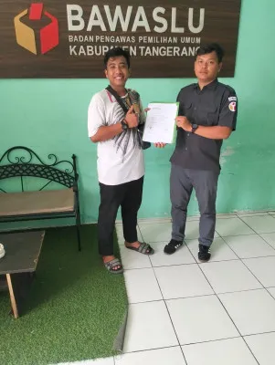 Shandi Martha saat membuat laporkan ke Bawaslu Kabupaten Tangerang. (dok. Bawaslu)