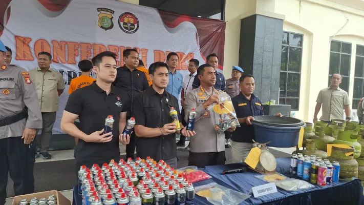 Konferensi pers pengungkapan kasus gas oplosan di Polres Metro Bekasi, Kamis, 5 September 2024. (Poskota/Ihsan)