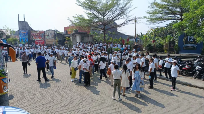 Rombongan umat Gereja Paroki Santo Gregorius akan berangkat ke GBK. (Poskota/Veronica)