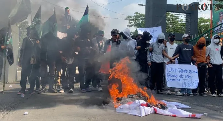 Sejumlah mahasiswa dan PKL Puncak Bogor melakukan aksi massa di Kantor Pemerintahan Kabupaten Bogor. (Poskota/Panca Aji)