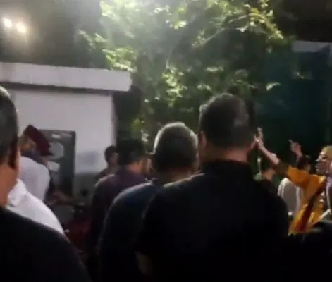 Sejumlah warga menolak kedatangan Calon Gubernur Jakarta Ridwan Kamil saat bertandang ke Bamus Betawi di Jatinegara, Jaktim. (foto: Istimewa)