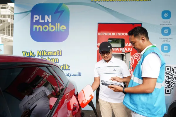 Foto: Perwakilan delegasi ISF 2024, Doni (32), sedang melakukan pengecasan kendaraan listrik ditemani petugas PLN di Charging Station PLN, Stadiun Akuatik, Gelora Bung Karno saat acara ISF 2024. (Dok. PLN)