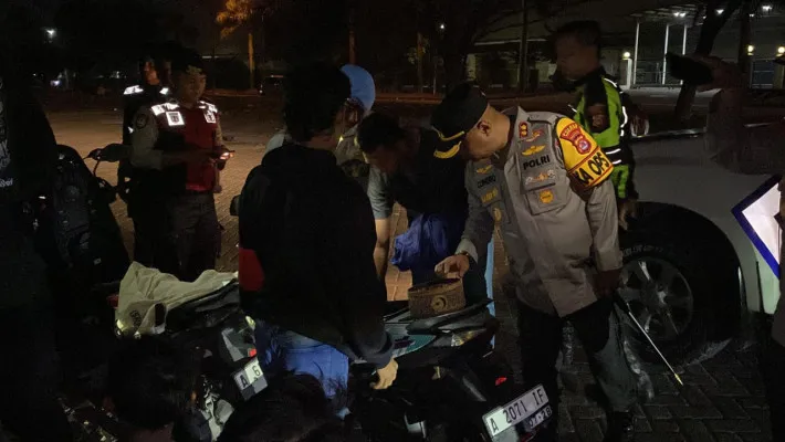 Kapolres Serang AKBP Condro Sasongko memeriksa pengendara motor dalam kegiatan Ngariung Aman KRYD. (dok. Humas Polres Serang)