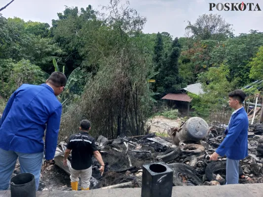 Lapak tambal ban di alternatif Sentul pasca terbakar pada Senin pagi, 9 September 2024. (Poskota/Panca Aji) 