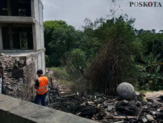 Lapak tambal ban di alternatif Sentul pasca terbakar (Poskota/Panca Aji)