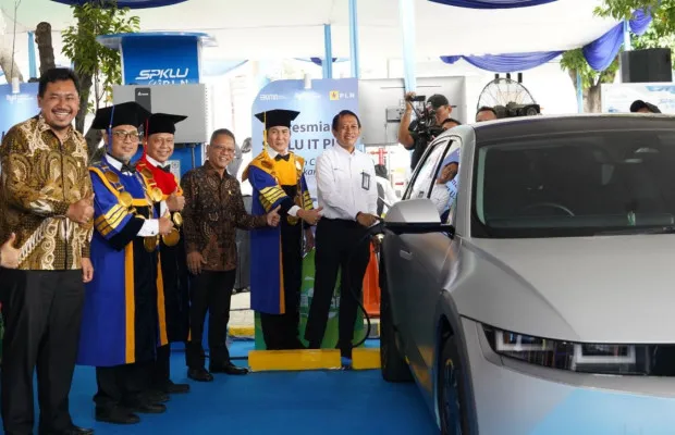 Foto: Executive Vice President Pengembangan Talenta PLN Pusat, Dedi Budi Utomo, Rektor IT PLN Prof. Dr. Ir Iwa Garniwa M K, MT, IPU, ASEAN.Eng, General Manager PLN UID Jakarta Raya, Lasiran meresmikan SPKLU Medium Charging kapasitas 25 kW yang berlokasi di Institut Teknologi PLN.(Dok. PLN)