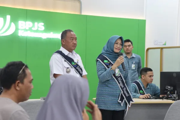 Foto: BPJS Ketenagakerjaan Jakarta Cabang Mangga Dua gencarkan sosialisasi Aplikasi JMO di Hari Pelanggan Nasional. (Dok. BPJS Ketenagakerjaan)