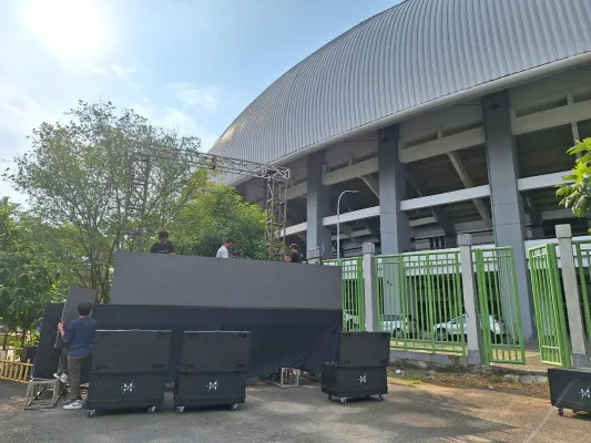 Sisi utara layar nobar di halaman KONI Kota Bekasi tengah dipersiapkan oleh pekerja, Selasa, 10 September 2024. (Poskota/Ihsan)