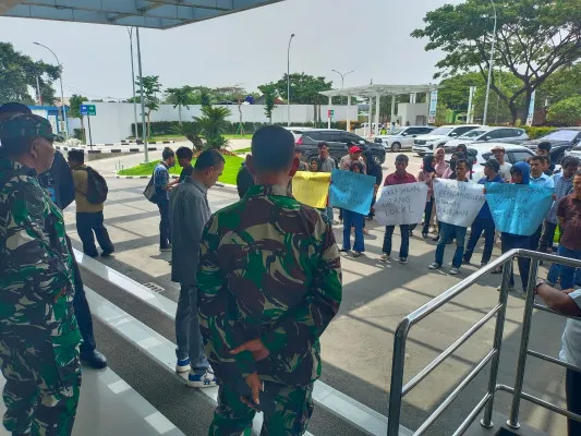 Anggota DPRD Banten Dede Rohana Putra dan puluhan warga saat menggeruduk RS Bethsaida di Jalan Lingkar Selatan Cilegon, Rabu, 11 September 2024. (Poskota/Rahmat)