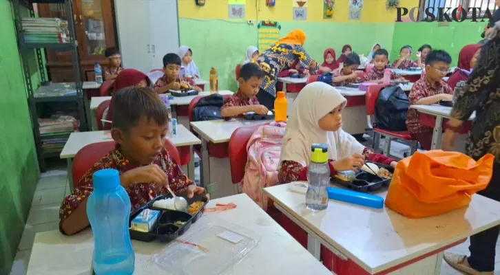 Simulasi pemberian makan gizi gratis di salah SDN di Bekasi Utara, Kota Bekasi. (Dok : Poskota/Ihsan).