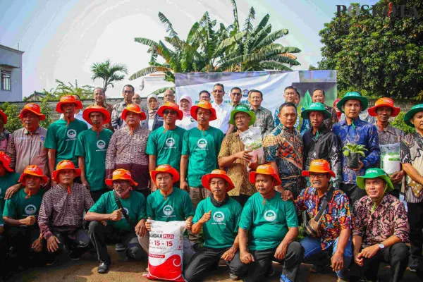 Pj Gubernur Jakarta Heru Budi membagikan bibit hingga pupuk ke kelompok tani Jakarta di Jalan M. Kahfi I, Cipedak, Jagakarsa, Jakarta Selatan. (Poskota/Pandi Ramedhan)