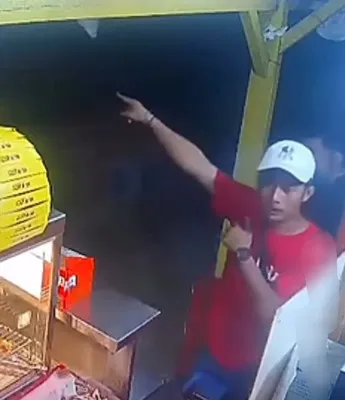 Oknum warga terekam CCTV diduga melakukan pemalakan terhadap pedagang ayam goreng tepung di Jatisampurna. (sumber: tangkapan layar IG@bekasigue.id)