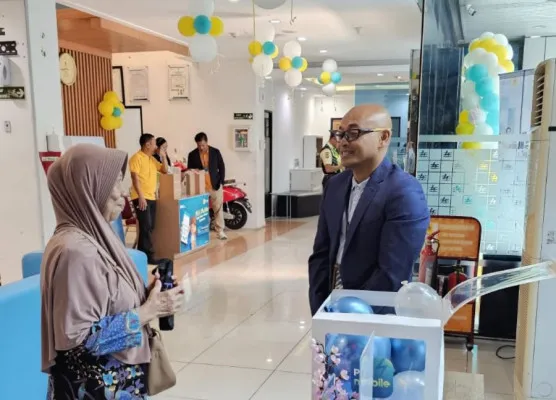 Foto: Manager PLN Unit Pelaksana Pelayanan Pelanggan (UP3) Ciracas Anton Suprapto Adi mendengarkan langsung keluhan pelanggan yang hadir di Kantor PLN UP3 Ciracas. (Dok. PLN)