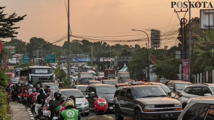 Kondisi lalu lintas jalur wisata Puncak Bogor. Ini membuat polisi memutuskan mempercepat persiapan  pengamanan libur idulfitri. (Poskota/Panca Aji)