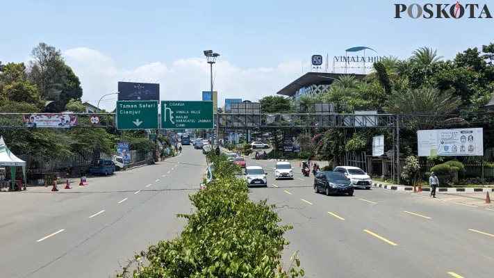 Kondisi lalu lintas di simpang Pos pol Gadog, Puncak Bogor, Senin, 16 September 2024. (Poskota/Panca Aji)